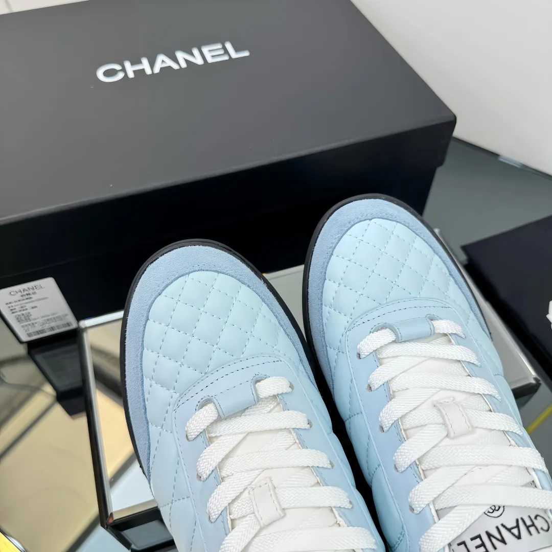 👟👟Ex-factory price 600👟👟 Top version Chanel Chanel - 2025 counter top casual sports shoes. This classic design; the upper is electro-embroidered with a variety of techniques; the outsole is fashionable and sporty; it is extraordinary and incorporates a variety of color matching elements... The diversified mix and match is very beautiful and versatile, and can be used for leisure, fashion, sports and outdoor... ꫛꫀꪝ Go➫ Material: ❶Upper is made of: original imported mercerized velvet + double-layer breathable mesh ❷Inside is made of: original imported breathable mesh ❸Outsole is based on: original TPU combination outsole Counter boutique packaging complete set for women 35–41 👉